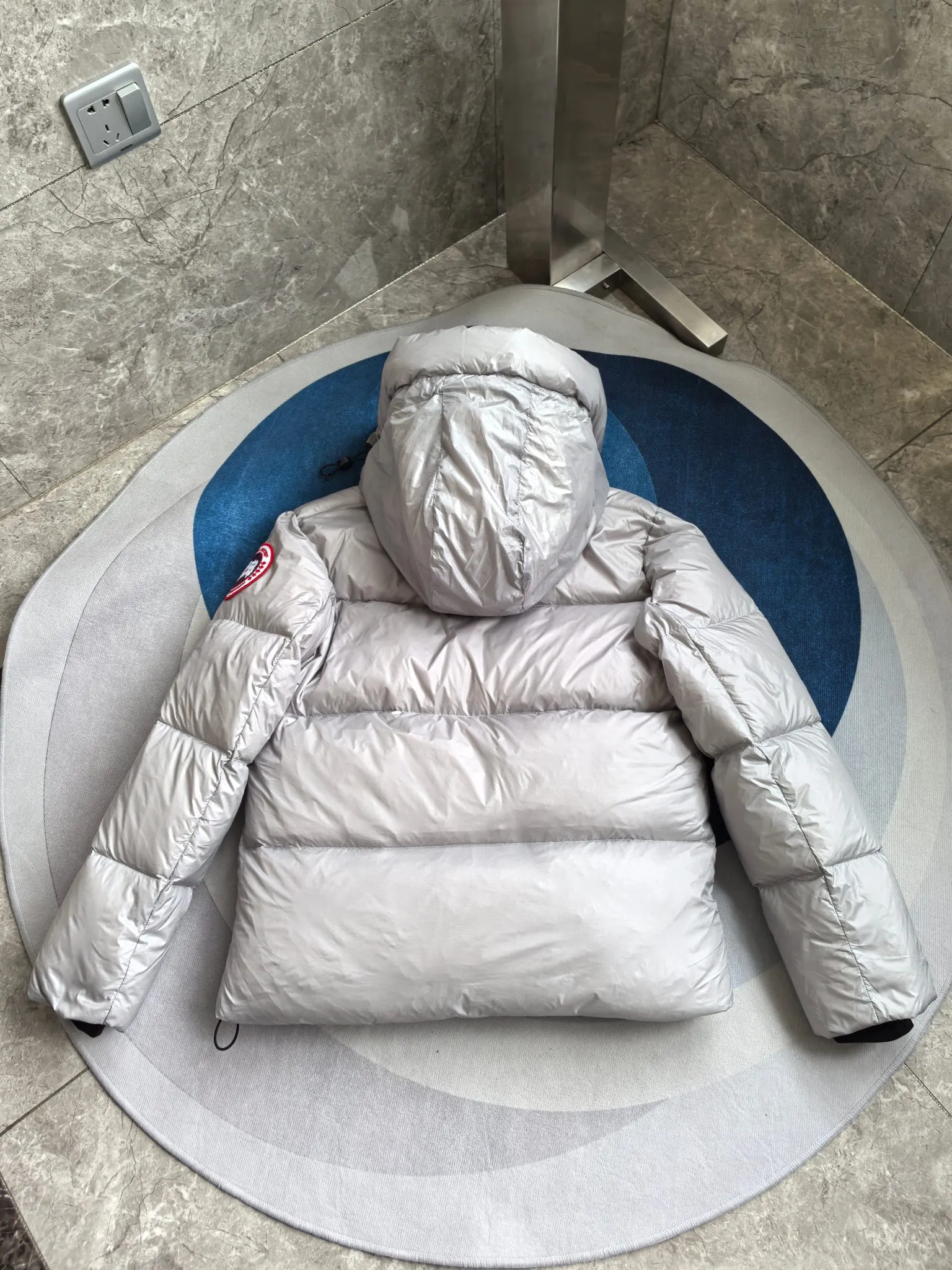 P760 2252M Crofton Puffer Unisex Jacket Down Jacket. Color: Gray with red label. Size: S M L XL XXL.